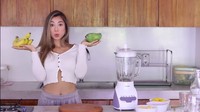Jennifer Bachdim dikenal dengan pola makannya yang sehat. Untuk memastikan kualitas makanannya, ia kerap membuat makanan sendiri di dapur. Foto: YouTube Jennifer Bachdim