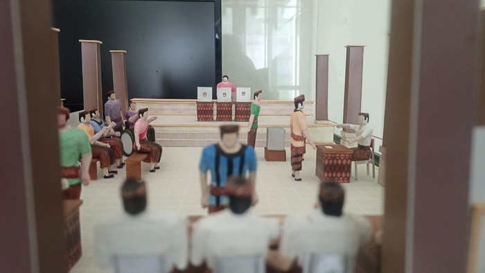 Diorama TPS atau tempat pemungutan suara Pemilu di KPU Tabanan.