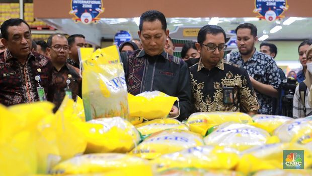 Direktur Utama Perum Bulog Budi Waseso bersama Kepala Badan Pangan Nasional Arief Prasetyo Adi meninjau  ketersediaan beras saat operasi pasar yang bernama Stabilisasi Pasokan dan Harga Pasar (SPHP)  di wholesale di kawasan Pasar Rebo, Jakarta, Jumat, (8/9). (CNBC Indonesia/Muhammad Sabki)