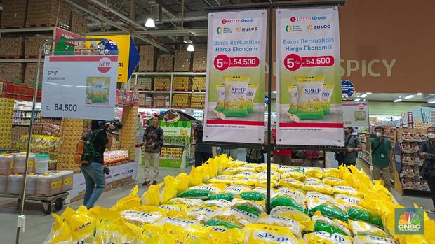 Dirut Bulog Budi Waseso pamer beras  SPHP di Lottemart Wholesale Pasar Rebo. (CNBC Indonesia/Martyasari Rizky)