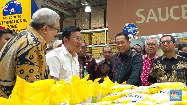 Dirut Bulog Budi Waseso pamer beras  SPHP di Lottemart Wholesale Pasar Rebo. (CNBC Indonesia/Martyasari Rizky)