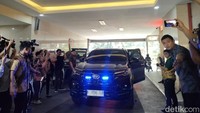 Setidaknya ada 3 mobil yang datang bersamaan dengan mobil yang membawa Dito.  (Dwi Rahmawati/detikcom)