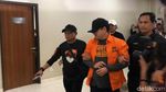 Penampakan Dito Mahendra Berbaju Tahanan Usai 4 Bulan Jadi Buronan