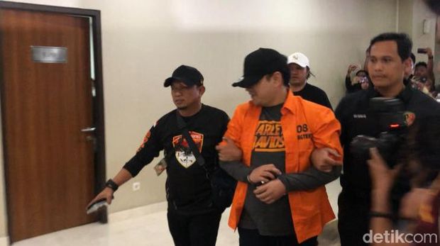 Dito Mahendra tiba di Bareskrim Polri. Dito sebelumnya ditangkap anggota Dittipidum Bareskrim Polri di Bali. (Dwi Rahmawati/detikcom)