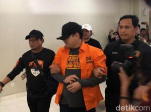 Pakai Baju Tahanan, Dito Mahendra Tiba di Bareskrim