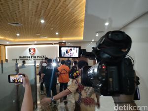 Penampakan Dito Mahendra Berbaju Tahanan Masuk ke Bareskrim Polri