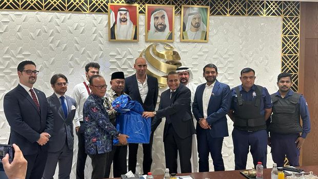 Dubes RI untuk UEA Husin Bagis secara simbolik menyerahkan satu kantong perhiasan emas produksi UBS Surabaya kepada perwakilan Bafleh Jewellery.