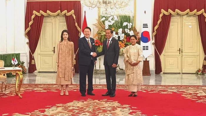 Foto: Presiden Jokowi dan Ibu Iriana bersama Presiden Yoon Suk Yeol bersama Ibu Kim Keon Hee. (Marlinda/detikcom)