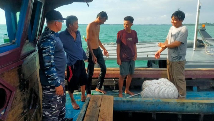 Foto: Proses evakuasi KM Garuda Jaya 8 di perairan Pulau Ngenang Batam. (Dok Lantamal IV)