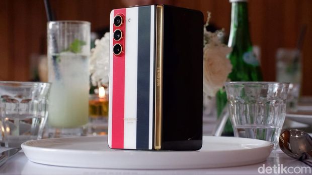 Galaxy Z Fold 5 Thom Browne