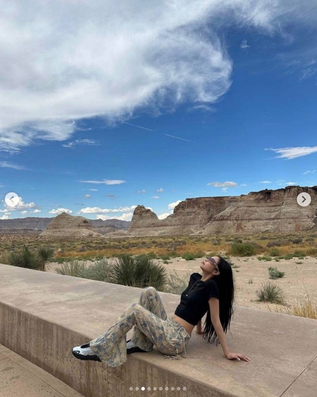 Ada pula item kacamata Gentle Monster  ‘Meta 02’ seharga $400 atau Rp 6 jutaan. Serasi dengan sepatu Adidas Yeezy Boost 700 MNVN seharga $220 atau Rp 3,8 jutaan. Foto: dok. Instagram @jennierubyjane