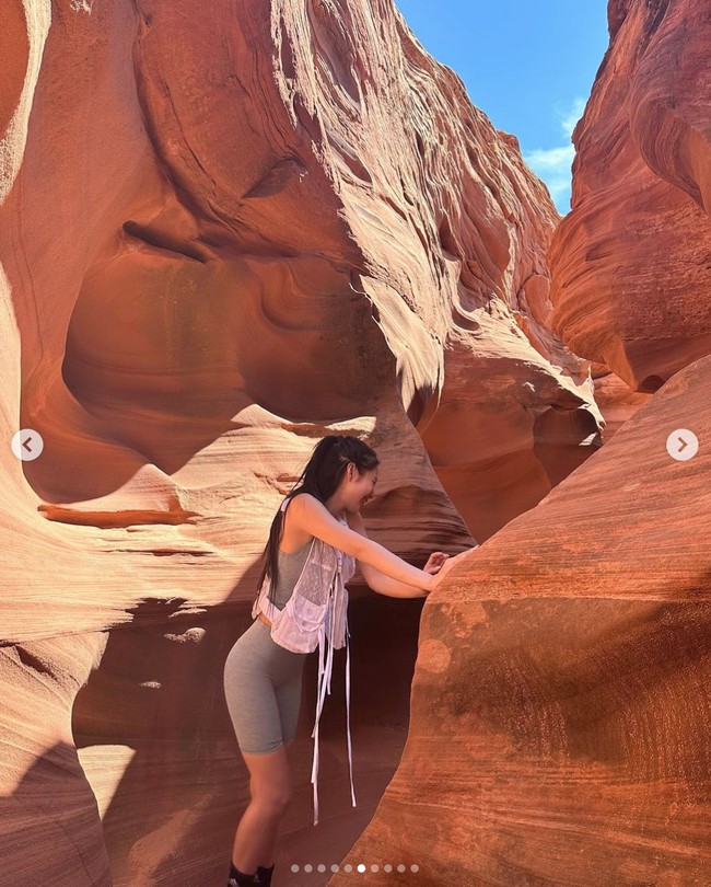 Penampilannya saat mendaki gurun tetap modis dengan koleksi ‘Le Gilet Lace Vest’ dari Jacquemus seharga $1,590 atau Rp 25,2 jutaan. Sedangkan sepatu Jennie BLACKPINK, yang berwarna soft yellow merupakan koleksi brand norda seharga $285 atau sekitar Rp 4,3 jutaan.    Foto: dok. Instagram @jennierubyjane