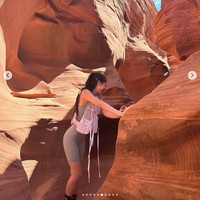 Penampilannya saat mendaki gurun tetap modis dengan koleksi ‘Le Gilet Lace Vest’ dari Jacquemus seharga $1,590 atau Rp 25,2 jutaan. Sedangkan sepatu Jennie BLACKPINK, yang berwarna soft yellow merupakan koleksi brand norda seharga $285 atau sekitar Rp 4,3 jutaan.    Foto: dok. Instagram @jennierubyjane