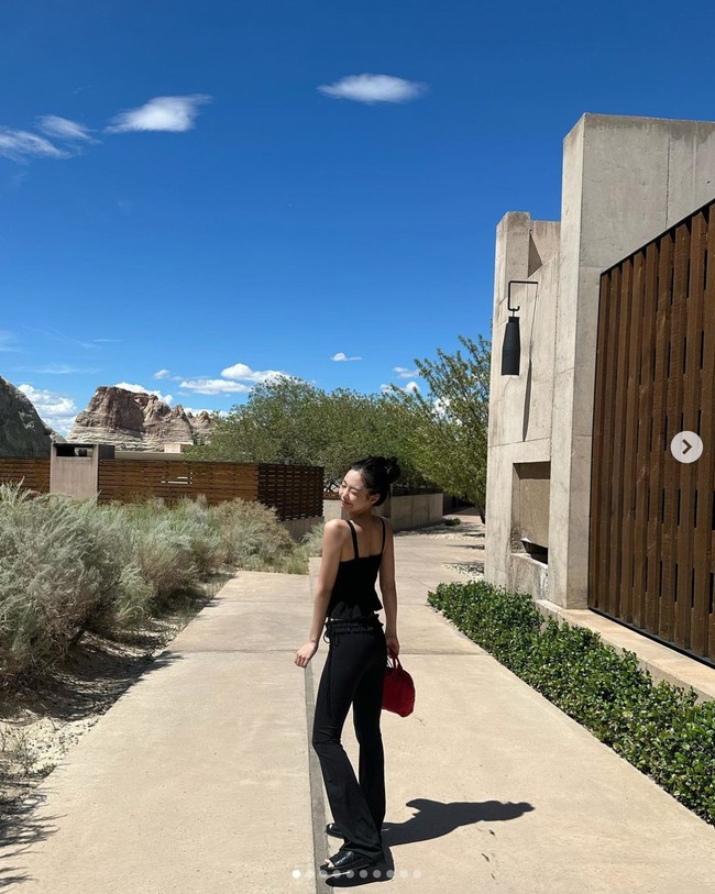 Namun dari outfit tersebut sendalnya menjadi item paling mahal. Koleksi Chanel itu bernilai $1,025 atau sekitar Rp 15,6 jutaan.   Foto: dok. Instagram @jennierubyjane