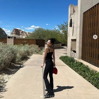 Namun dari outfit tersebut sendalnya menjadi item paling mahal. Koleksi Chanel itu bernilai $1,025 atau sekitar Rp 15,6 jutaan.   Foto: dok. Instagram @jennierubyjane