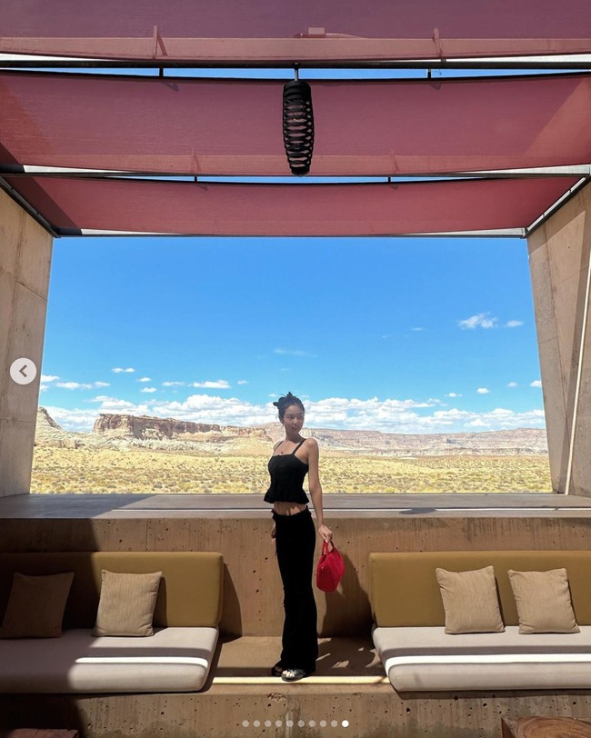 Dalam foto lain, Jennie BLACKPINK memamerkan keindahan tempatnya menginap, Amangiri Resort, yang sering dikunjungi artis Hollywood Angelina Jolie. Dia memakai outfit serba hitam mulai dari Aritzia ‘Martine Peplum Top’ seharga $78 atau sekitar Rp 1,1 jutaan dan Guizio ‘Ruched Side-tie Pants’ seharga $240 atau Rp 3,5 jutaan.   Foto: dok. Instagram @jennierubyjane