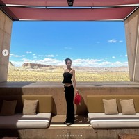Dalam foto lain, Jennie BLACKPINK memamerkan keindahan tempatnya menginap, Amangiri Resort, yang sering dikunjungi artis Hollywood Angelina Jolie. Dia memakai outfit serba hitam mulai dari Aritzia ‘Martine Peplum Top’ seharga $78 atau sekitar Rp 1,1 jutaan dan Guizio ‘Ruched Side-tie Pants’ seharga $240 atau Rp 3,5 jutaan.   Foto: dok. Instagram @jennierubyjane