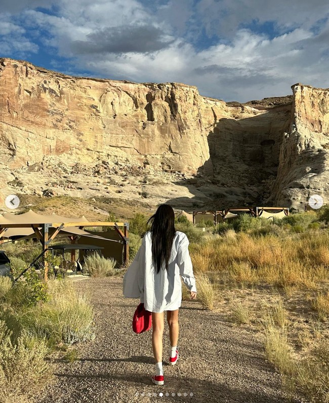 Penampilan Jennie BLACKPINK dilengkapi dengan koleksi mini handbag merah dari Comme des Garcons, seharga $625 atau sekitar Rp 9,5 jutaan. Masih dari brand yang sama, sepatunya ‘Canvas Mary Jane Flats’ dibanderol seharga £100 atau Rp 1,9 jutaan.Foto: dok. Instagram @jennierubyjane