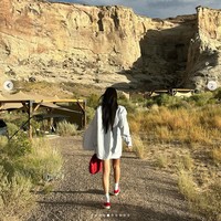 Penampilan Jennie BLACKPINK dilengkapi dengan koleksi mini handbag merah dari Comme des Garcons, seharga $625 atau sekitar Rp 9,5 jutaan. Masih dari brand yang sama, sepatunya ‘Canvas Mary Jane Flats’ dibanderol seharga £100 atau Rp 1,9 jutaan.Foto: dok. Instagram @jennierubyjane