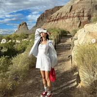 Jennie BLACKPINK menyempatkan waktu berlibur di tengah rangkaian tur dunia BORN PINK. Saat menjelajah Arizona, Jennie memakai gaun pendek dari Reformation seharga $250 atau sekitar Rp 3,8 jutaan, dengan kemeja putih sebagai outer.Foto: dok. Instagram @jennierubyjane