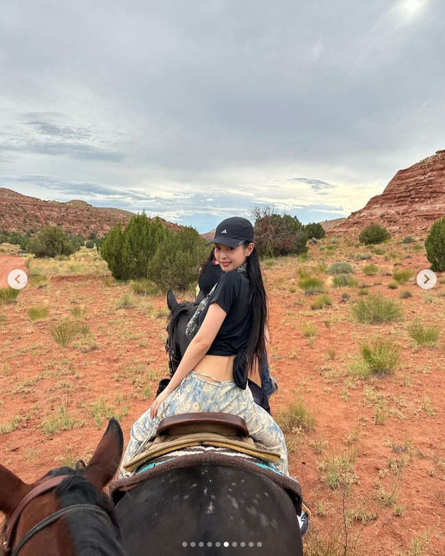 Tak sampai di situ, Jennie BLACKPINK juga menunjukkan gaya sporty-nya saat berkuda. Dia memakai koleksi topi Adidas, crop top hitam, dan Acne Studios ‘Printed Daisy Trousers’ seharga $350 atau Rp 5,3 jutaan. Foto: dok. Instagram @jennierubyjane