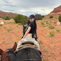 Tak sampai di situ, Jennie BLACKPINK juga menunjukkan gaya sporty-nya saat berkuda. Dia memakai koleksi topi Adidas, crop top hitam, dan Acne Studios ‘Printed Daisy Trousers’ seharga $350 atau Rp 5,3 jutaan. Foto: dok. Instagram @jennierubyjane