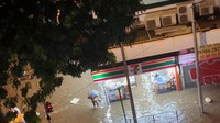 Air cukup tinggi menggenangi toko Sevel di Hong Kong.  