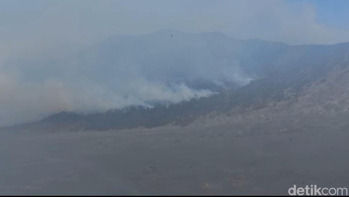 gunung bromo terbakar