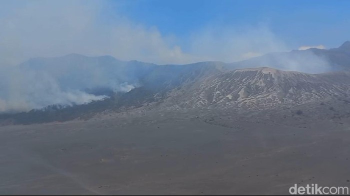 gunung bromo terbakar