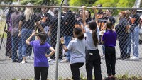 Siswa menyaksikan guru mereka berunjuk rasa di sekolah Escuela Elemental Santiago Iglesias Pantín di San Juan, Puerto Rico, Kamis (7/9/2023).