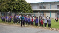 Sejumlah guru memprotes sekolah mereka terlalu panas karena tidak memiliki pendingin ruangan.  
