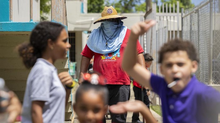 A school maintenance worker wears sun protection at the EscueGuru-guru di Puerto Rico Protes Sekolah Mereka Tidak Punya ACla Elemental Santiago Iglesias Pantín school in San Juan, Puerto Rico, Thursday, Sept. 7, 2023. Students and teachers are holding class in public schools across Puerto Rico that lack air conditioning amid record heat this year. (AP Photo/Alejandro Granadillo)