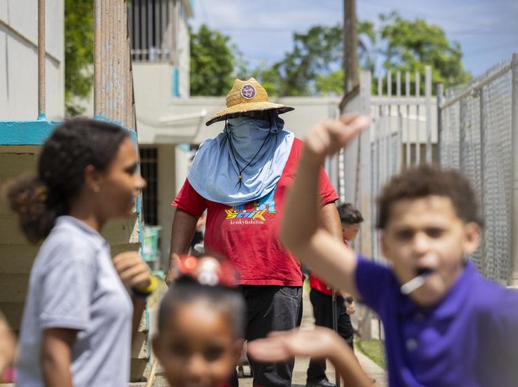 Guru-guru di Puerto Rico Protes Sekolah Mereka Tidak Punya AC