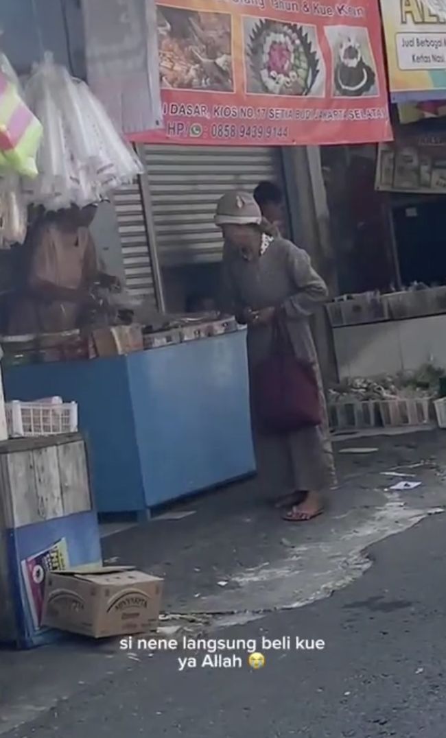 Haru! Ojol Ini Beri Uang untuk Nenek Kelaparan di Pasar