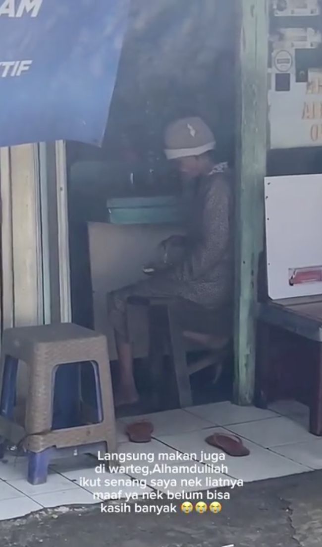 Haru! Ojol Ini Beri Uang untuk Nenek Kelaparan di Pasar