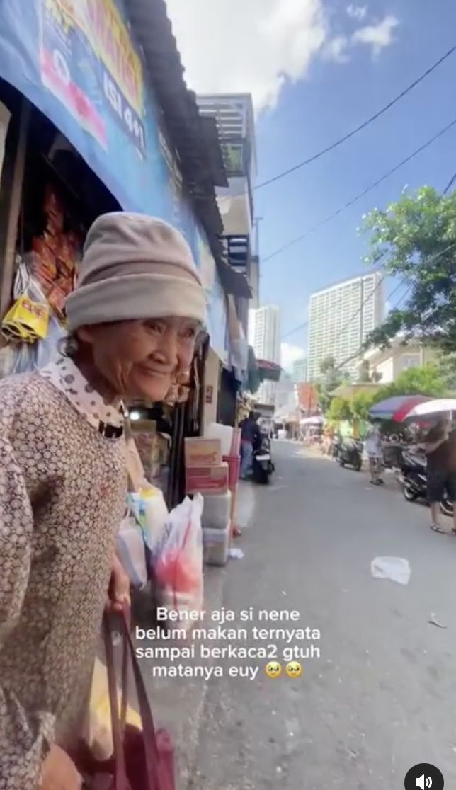 Haru! Ojol Ini Beri Uang untuk Nenek Kelaparan di Pasar