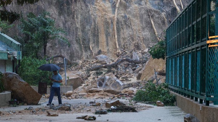 Hong Kong Banjir-Longsor Akibat Rekor Curah Hujan dalam 140 Tahun A view of a road blocked due to the debris of a landside after heavy rains, in Hong Kong, China, September 8, 2023. REUTERS/Tyrone Siu