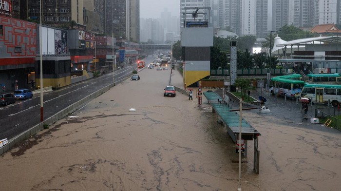 Hong Kong Banjir-Longsor Akibat Rekor Curah Hujan dalam 140 Tahun A view of a road blocked due to the debris of a landside after heavy rains, in Hong Kong, China, September 8, 2023. REUTERS/Tyrone Siu