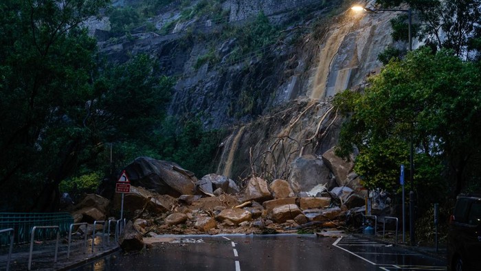 Hong Kong Banjir-Longsor Akibat Rekor Curah Hujan dalam 140 Tahun A view of a road blocked due to the debris of a landside after heavy rains, in Hong Kong, China, September 8, 2023. REUTERS/Tyrone Siu