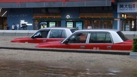 Dalam peringatannya, pemerintah Hong Kong menyebut kondisi ekstrem ini, mencakup banjir meluas, gangguan lalu lintas, dan risiko tanah longsor yang tinggi, diperkirakan akan berlanjut hingga Jumat (8/9) sore waktu setempat. Saat ini, Hong Kong masih berada di bawah peringatan hujan badai level hitam yang dirilis sejak Kamis (7/9) malam. Dengan level peringatan itu, warga diimbau tetap tinggal di dalam rumah dan mencari perlindungan, sementara warga di dekat sungai diminta mempertimbangkan untuk mengungsi.