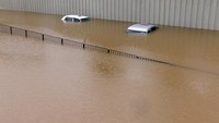 Tidak hanya mobil pribadi, taksi juga ikut menjadi korban banjir di Hong Kong.  