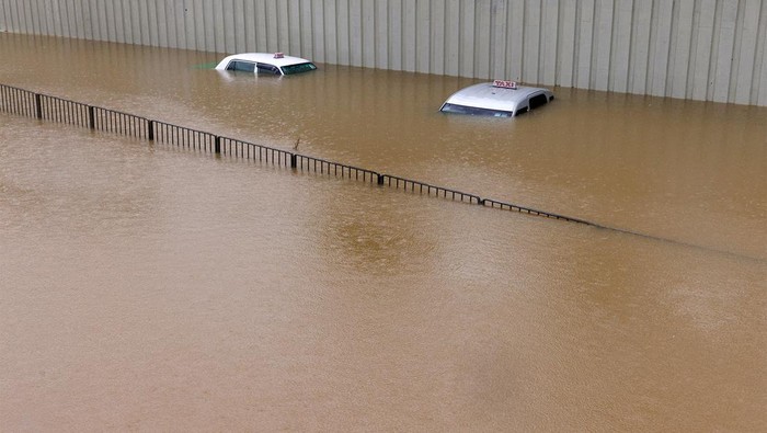 Hong Kong Banjir, Mobil Terendam Hanya Terlihat Atapnya Curah hujan tinggi memicu banjir bandang di Hong Kong, Jumat (8/9/2023). Bahkan sejumlah mobil yang terendam banjir hanya terlihat atapnya saja.
