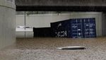Penampakan Mobil Menyisakan Atap saat Banjir di Hong Kong
