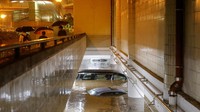 Hong Kong mengeluarkan peringatan darurat tertinggi badai hitam, setelah hujan lebat menyebabkan banjir dan merendam beberapa bagian jalan, mal, hingga stasiun metro.