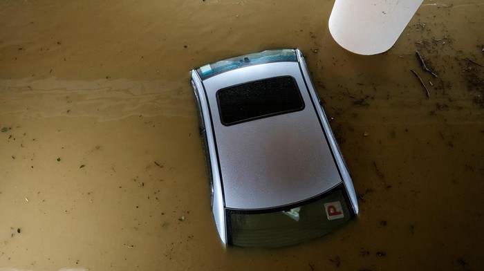 Curah hujan tinggi memicu banjir bandang di Hong Kong, Jumat (8/9/2023). Bahkan sejumlah mobil yang terendam banjir hanya terlihat atapnya saja.