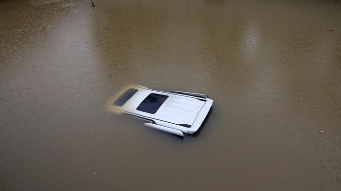 Hong Kong Banjir, Mobil Terendam Hanya Terlihat Atapnya Curah hujan tinggi memicu banjir bandang di Hong Kong, Jumat (8/9/2023). Bahkan sejumlah mobil yang terendam banjir hanya terlihat atapnya saja.