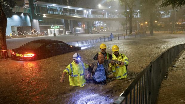 Hong Kong mengalami curah hujan tinggi hingga menyebabkan banjir bandang yang mengubah jalanan Hong Kong menjadi sungai deras. (REUTERS/Tyrone Siu)