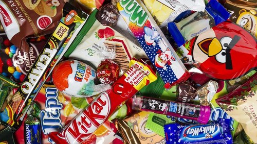 Ilustrasi cokelat di supermarket.