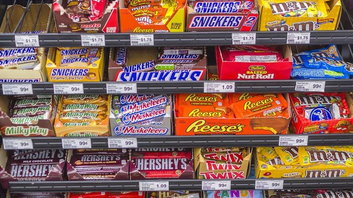 Ilustrasi cokelat di supermarket.