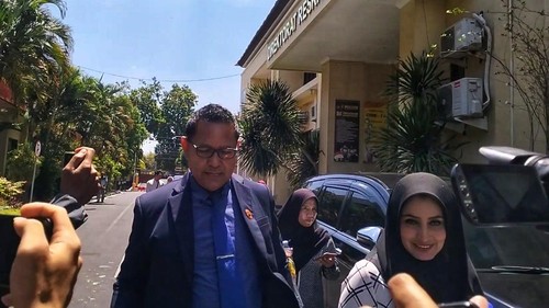 Ellya Alwaini, istri dari Wali Kota Bima Muhammad Lutfi, seusai diperiksa KPK di Polda NTB, Jumat (8/9/2023).